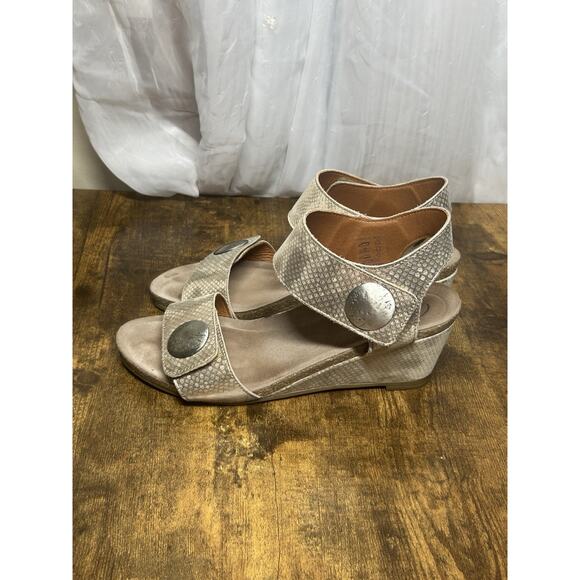 Taos Women's Carousel Silver Leather 2 Strap Wedge Sandal Size 39 US 8/8.5 - Picture 2 of 12